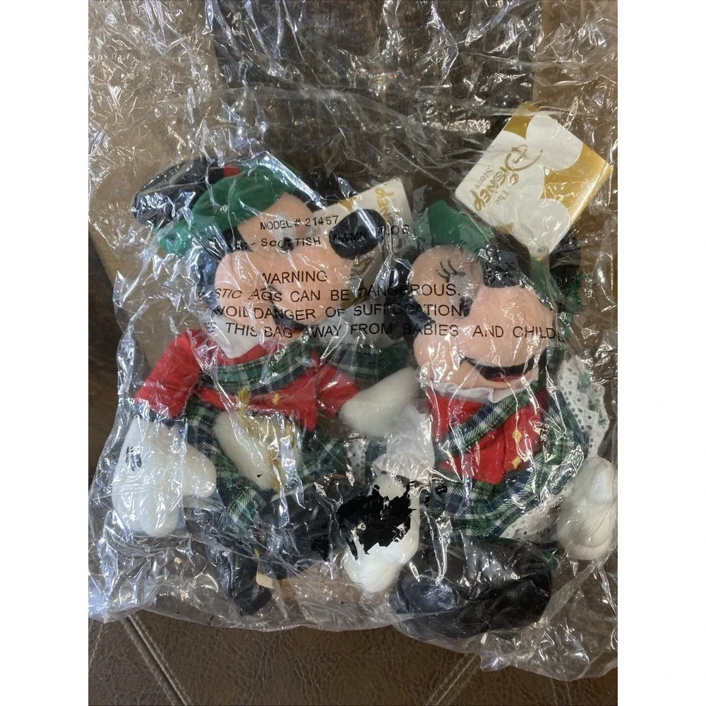 Disney Store Scottish Globetrotting Mickey & Minnie 8
